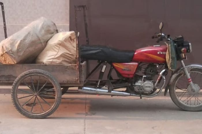बाईकच्या मागे लावली सामान नेण्यासाठी रिक्षा