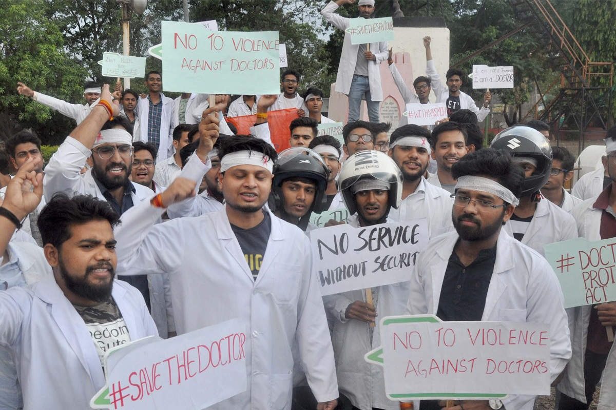 Doctors Strike : राज्यातील निवासी डॉक्टरांचा पुन्हा एकदा संपावर जाण्याचा इशारा, काय आहे कारण