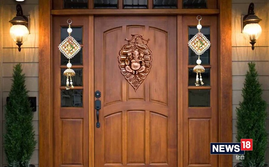 - घरातील नकारात्मक ऊर्जा दूर करण्यासाठी मुख्य दारावर सूर्यदेव यंत्र स्थापित करणे शुभ असते. वास्तुशास्त्रानुसार, हे यंत्र मुख्य दरवाजावर ठेवल्यानं देवी लक्ष्मी प्रसन्न होते.