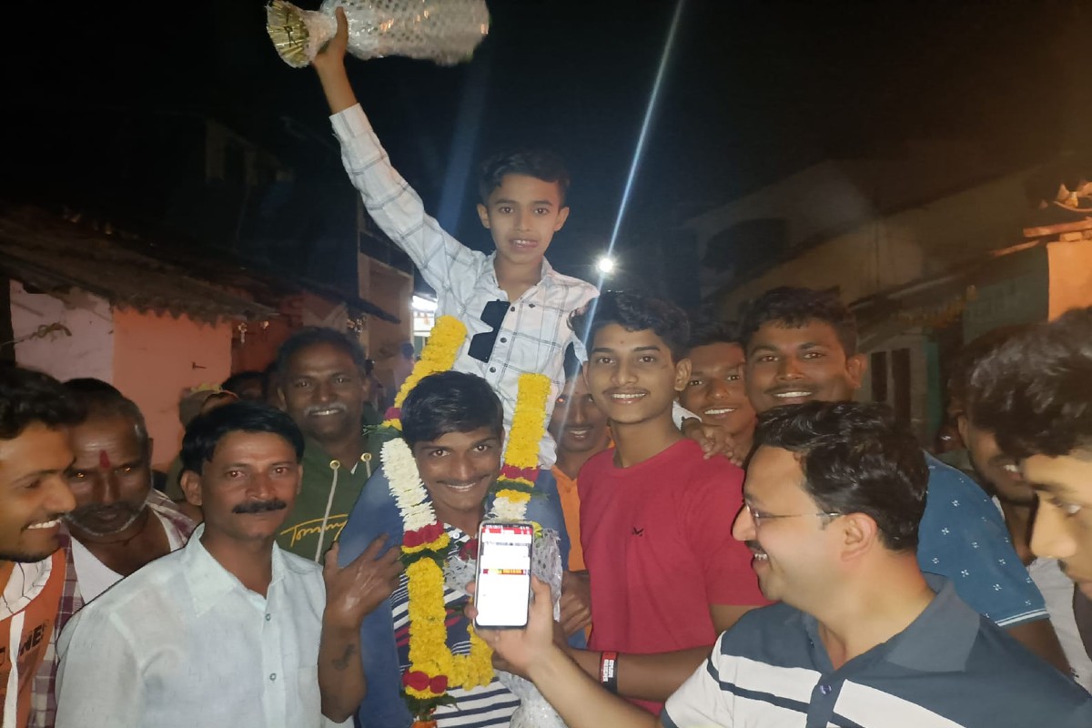 कोल्हापूरमध्ये सातवीत शिकणाऱ्या मुलाला बंपर लॉटरी लागली आहे. ऑनलाईन गेममधून त्याने तब्बल 1 कोटी रुपये कमावले आहेत. मुरुगड इथल्या सक्षम कुंभार याने ही कामगिरी केली आहे. 