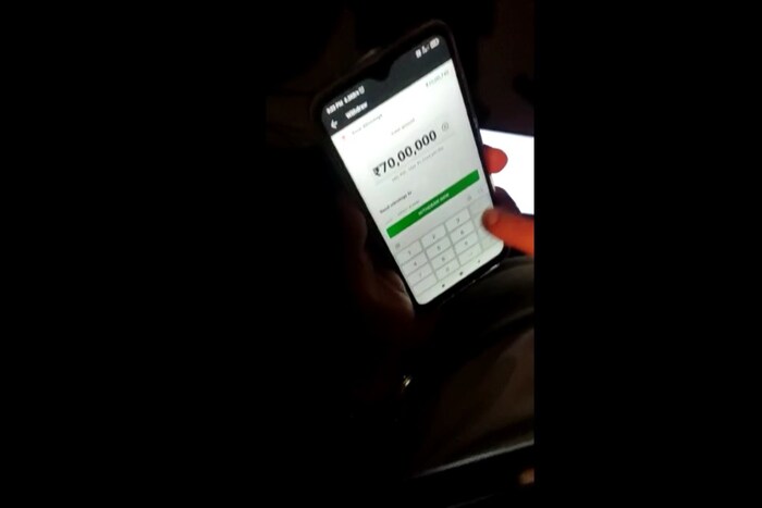 सक्षम कुंभार याला 1 कोटी रुपये मिळाले असले तरी टॅक्स कट होऊन त्याच्या खात्यात 70 लाख रुपये जमा झाले आहेत. 