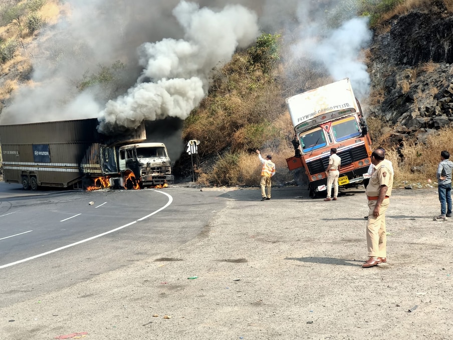 महामार्ग पोलिसांनी दिलेल्या माहितीनुसार, रविवारी 1 च्या सुमारास पुण्याहून सातार्‍याच्या दिशेने निघालेल्या एका ट्रक चालकाचे नियंत्रण सुटले. त्यामुळे हा ट्रक समोरून जात असलेल्या एका ट्रकला धडकला. 