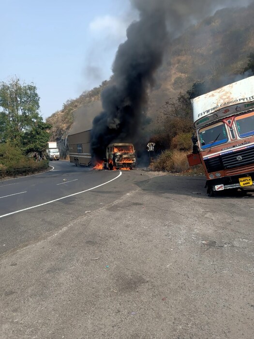 त्यावेळी एका ट्रकची डिझेल टाकी फुटली. अन आगीचा भडका उडाला. यात दोन्ही ट्रक जळून खाक झाले असून, सुदैवाने जीवीत हानी झाली नाही.