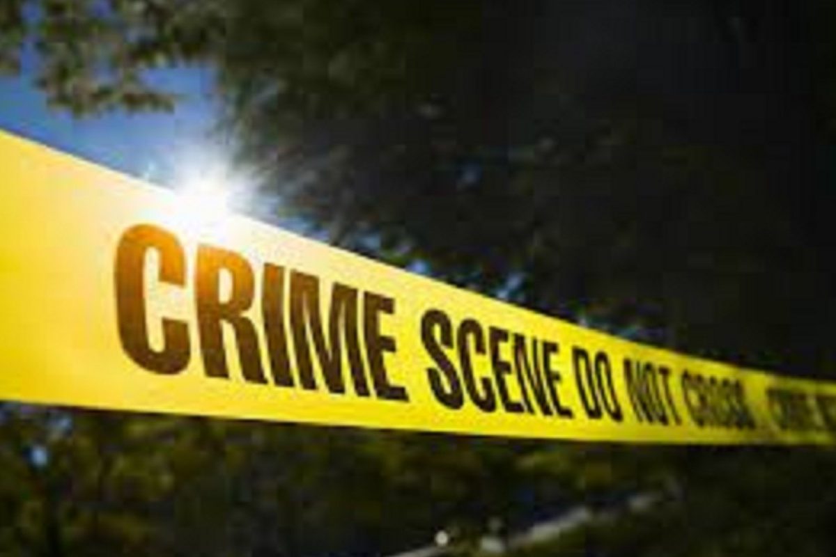 पती रायफलची साफसफाई करताना चुकून गोळी सुटल्याने पत्नीचा मृत्यू