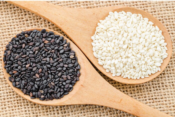 काळे आणि पांढरे तीळ : आहारात काळ्या आणि पांढऱ्या तिळांचा तुम्ही आहारात समावेश करू शकता. हिवाळ्यात आहारात तिळाचा समावेश करणं जास्त फायदेशीर ठरतं. मात्र तीळ किंवा कोणतेही पदार्थ जास्त खाणे टाळा. 