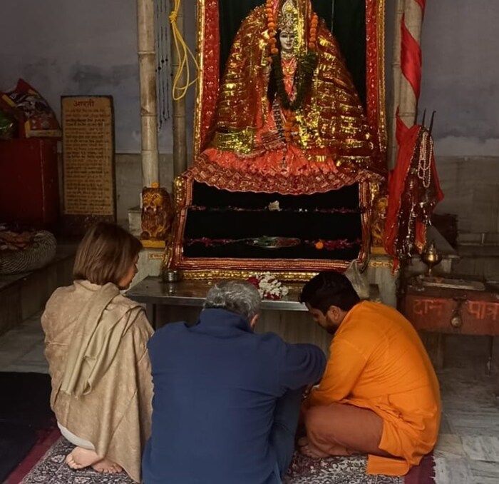 अमेरिकेत राहणारे गेराड सॅम्युअल आणि त्यांची पत्नी करोलाईन सॅम्युअल त्यांच्या लग्नाच्या 30व्या वाढदिवसानिमित्त नुकतेच भारतात आलेत. त्या वेळी त्यांनी अनोख्या पद्धतीने लग्नाचा वाढदिवस साजरा केला. त्यांनी चक्क हिंदू पद्धतीनं विवाह करून जन्मोजन्मी एकत्र राहण्याचं वचन एकमेकांना दिलं.