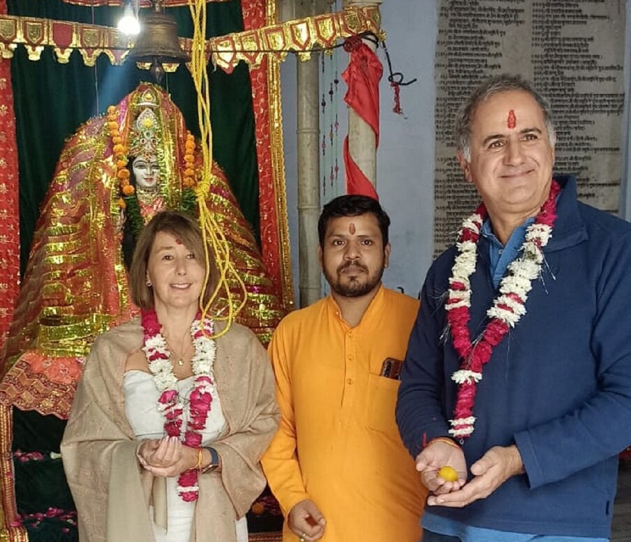 आग्र्याचा ताजमहाल प्रेमाचं प्रतीक समजला जातो. अनेक प्रेमिक इथं येऊन प्रेमाची कबुली देतात व आणाभाका घेतात. पर्यटकांमध्येही ताजमहालाबाबत प्रचंड आकर्षण आहे. त्यामुळेच अमेरिकेच्या गेराड सॅम्युअल यांनी सपत्नीक या ठिकाणी भेट देऊन भारतीय पद्धतीनं लग्न केलं.