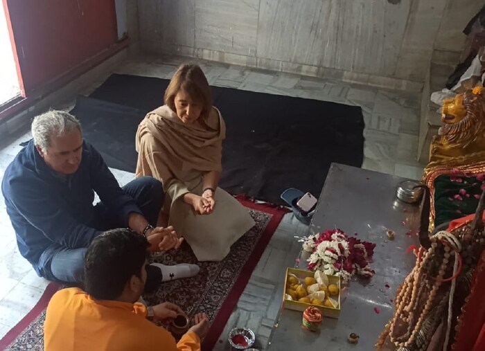 गेराड सॅम्युअल अमेरिकेचे नागरिक आहेत, तर त्यांची पत्नी करोलाईन सॅम्युअल इंग्लंडच्या रहिवासी आहेत. त्यांच्या लग्नाला 30 वर्षं झाली आहेत. लग्नाचा 30वा वाढदिवस साजरा करण्यासाठी ते भारतात आले आहेत. त्यांची हिंदू पद्धतीनं लग्न करण्याची इच्छा होती. त्यामुळे त्यांनी गुरुजी बोलावून विधिवत लग्न केलं. भगवान शंकरांच्या साक्षीनं हा विवाहसोहळा झाला. एकमेकांना वरमाला घालून दोघांनीही भगवान शंकरांचा आशीर्वाद घेतला.