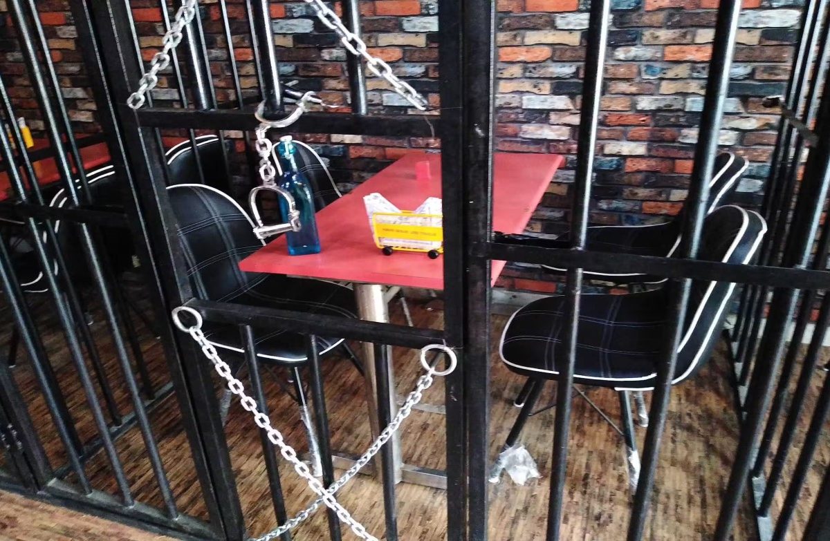 गाझियाबादमधल्या `या` कॅफेत घेता येतो तुरुंगाचा अनुभव