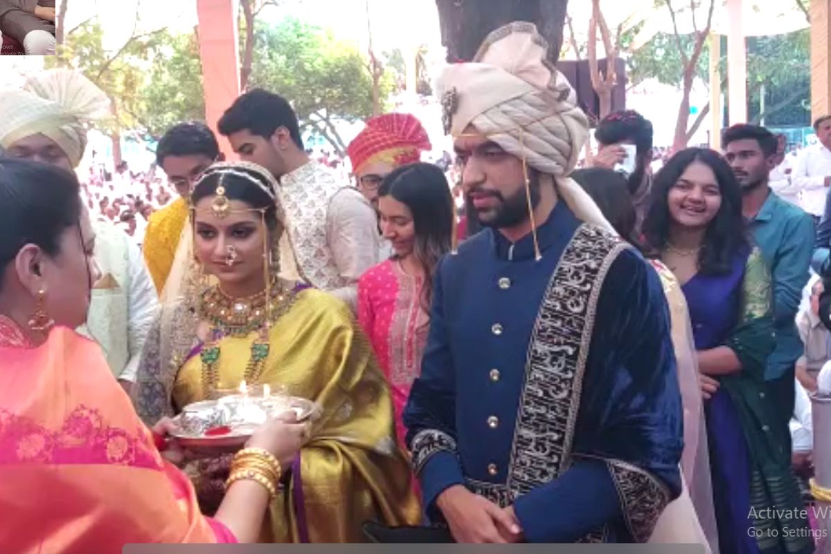 माजी राज्यमंत्री शंकरराव गडाख यांचे चिरंजीव उदयन गडाख आणि चंद्रशेखर घुले यांच्या कन्या डॉ.निवेदिता घुले यांचा विवाह सोहळा