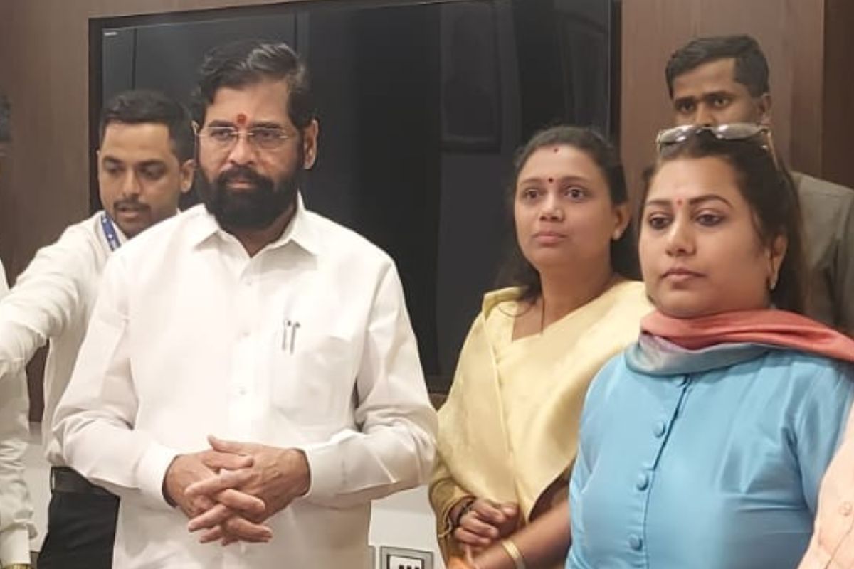 माजी समाज कल्याण मंत्री तसंच 5 वेळा आमदार राहिलेल्या बबन घोलप यांच्या घराला या प्रवेशामुळे सुरुंग लागला आहे