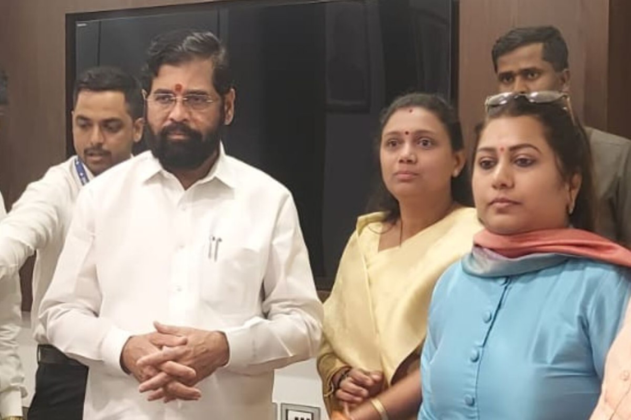 राजकीय घराणं फुटलं, वडील-मुलगा शिवसेनेत, तर मुलीने धरली शिंदे गटाची वाट