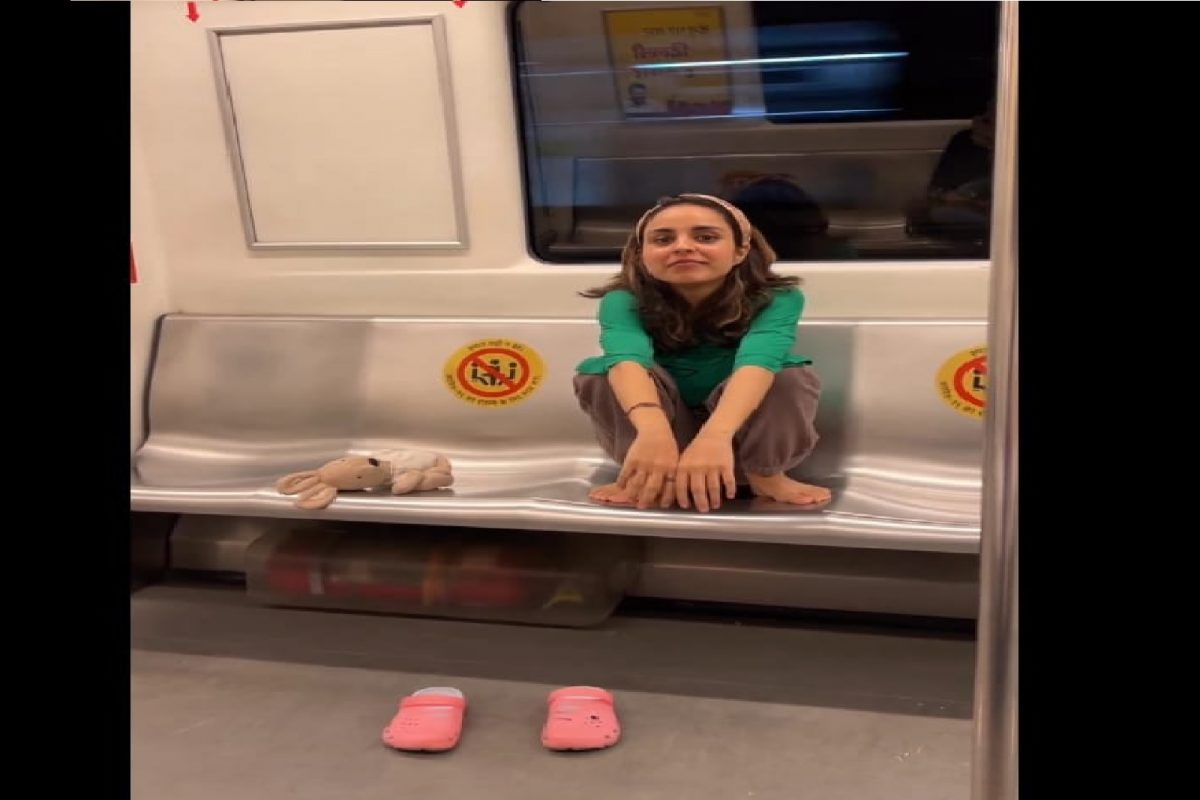 रिकाम्या मेट्रोत तरुणीचं विचित्र कृत्य.