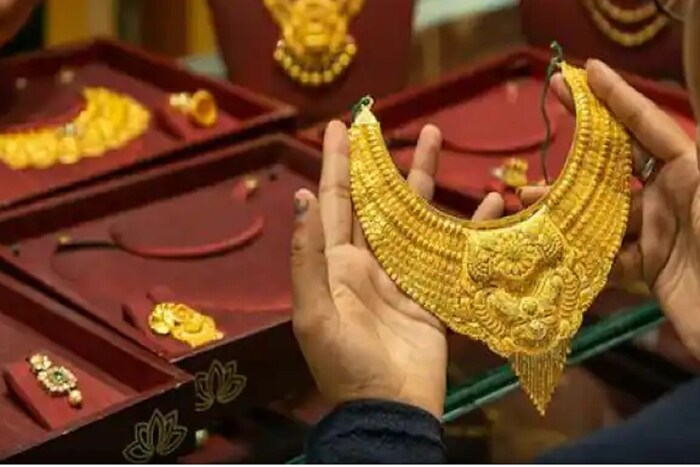 मुंबई, 24 जानेवारी: मुंबईच्या झवेरी बाजारमध्ये बीआयएसने आज छापा टाकला. या छाप्यात बीआयएसने 2.75 किलो सोने जप्त केले आहे. या सोन्याची किंमत 1.50 कोटी रुपये आहे. बीआयएसने महाराष्ट्रात 6 ठिकाणी छापे टाकले आहेत. बीआयएसने मुंबई, ठाणे, पुणे, नागपूर येथे छापे टाकले आहेत. हे दुकानदार सोन्यावर बनावट हॉलमार्किंग करायचे. त्याने बनावट हॉलमार्किंगचे रॅकेट चालवले होते.