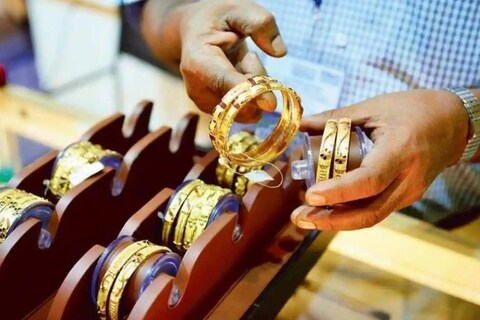  ऐन लग्नसराईत वाढणाऱ्या सोन्याला छोटा ब्रेक लागल्याने दिलासा मिळाला आहे. मात्र अजूनही सोन्याचे दर 56 हजारच्यावर आहेतच.