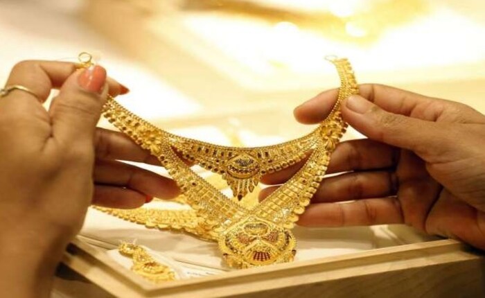 हे दुकानदार न तपासता हॉलमार्किंग करायचे. सोन्याचे हॉलमार्किंग BIS च्या प्रयोगशाळेत केले जाते. यामुळे सोन्याची खरेदी करण्यापूर्वी ग्राहकाने हॉलमार्किंग तपासणे आवश्यक आहे. सरकारच्या आदेशानुसार 1 जुलै 2021 पासून सोन्याच्या दागिन्यांचे हॉलमार्किंग आवश्यक आहे. 