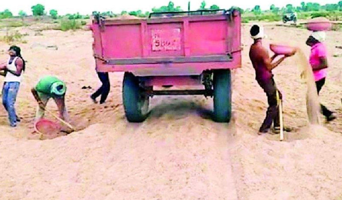 Gondia sand mafiya : वाळू माफियाची गुंडगिरी, ट्रॅक्टर रोखला म्हणून वनरक्षकाला कुऱ्हाडीने मारहाण, गोंदियातील घटना