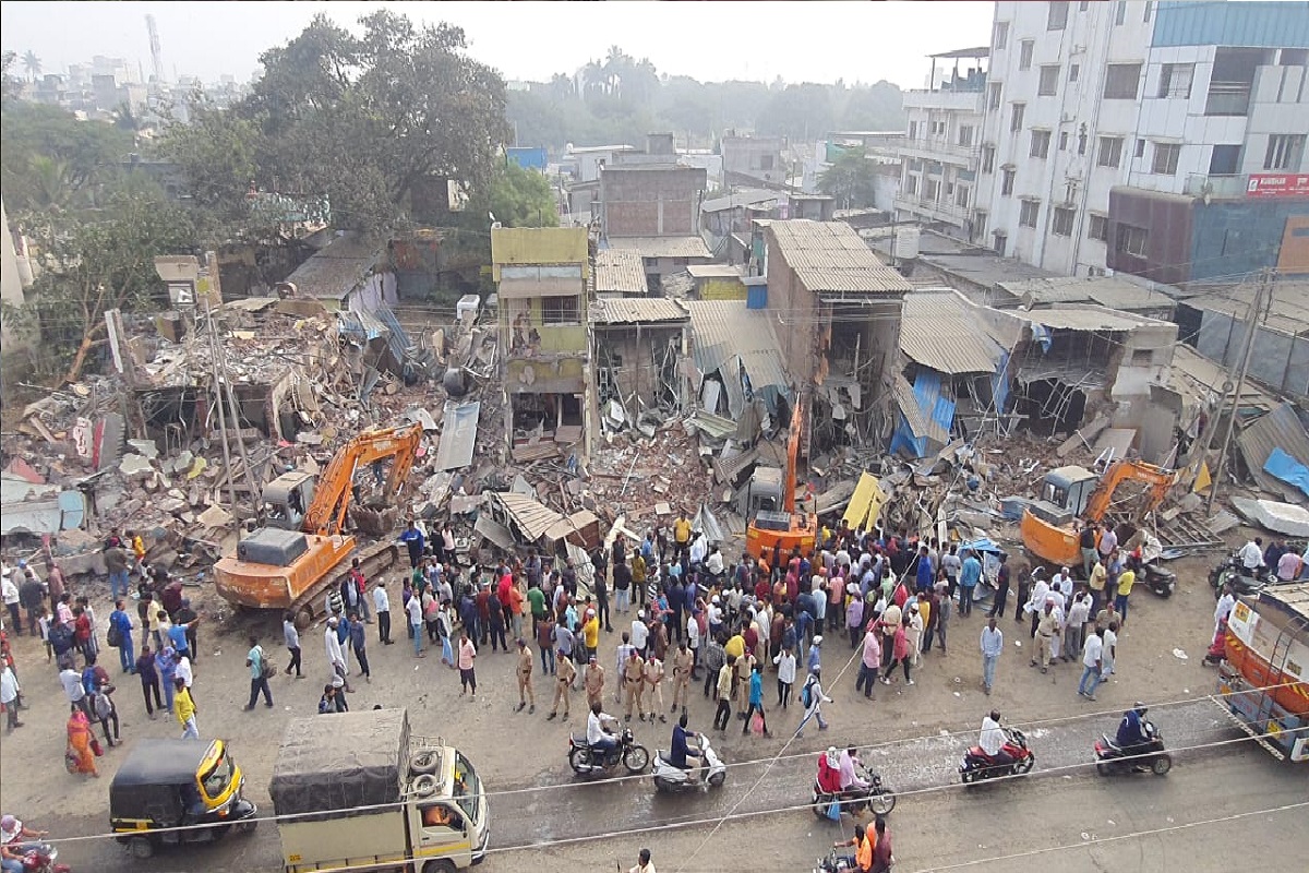 सांगली जिल्ह्यातील मिरज शहरात मध्यरात्री दुकाने आणि हॉटेल जेसीबीच्या साह्याने पाडण्यात आल्यामुळे एकच खळबळ उडाली