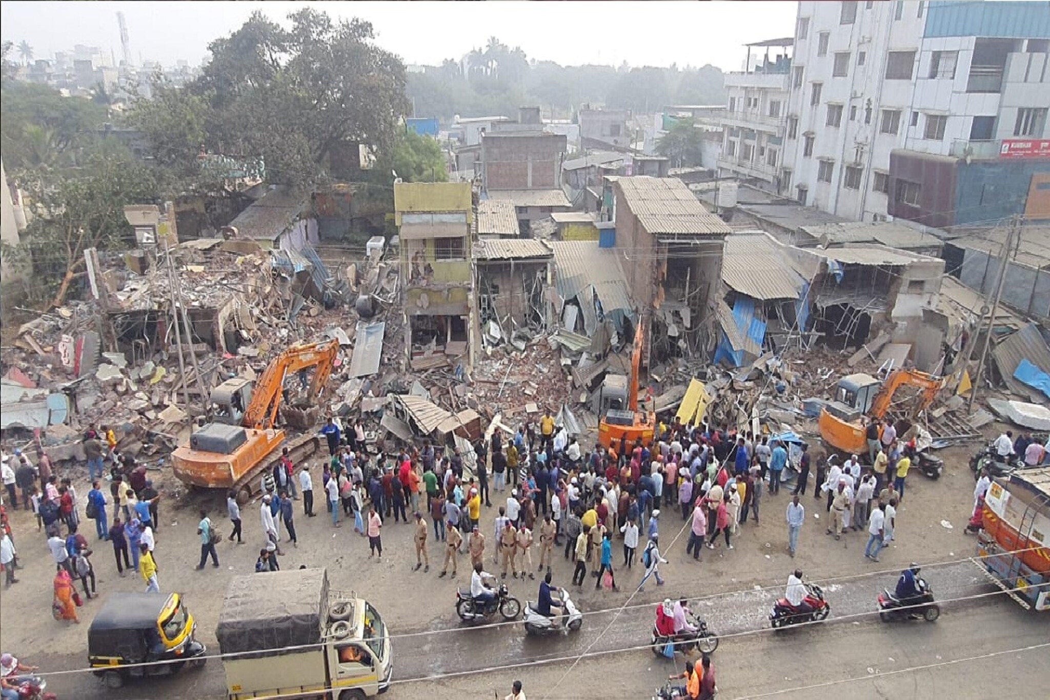 रात्रीच्या अंधारात दुकानं-हॉटेल पाडली, आमदार गोपीचंद पडळकरांच्या भावावर आरोप