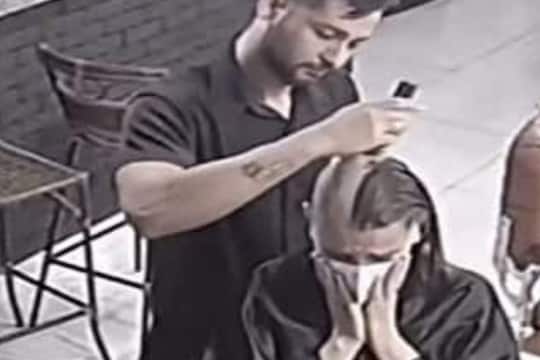 केस  कापताना रडू लागली महिला; हेअर स्टायलिशने असं काही केलं की Video Viral