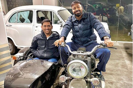 शोले 2 येतोय, टीम इंडियाचे जय-वीरू; हार्दिक पांड्याने शेअर केला धोनीसोबतचा फोटो