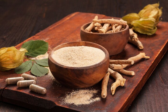 अश्वगंधा : अश्वगंधा त्वचेसाठी फायदेशीर ठरते. हे मुक्त रॅडिकल्सच्या नुकसानापासून पेशींचे संरक्षण करते. तसेच रोगप्रतिकारक शक्ती वाढवते आणि स्मरणशक्ती सुधारते. तसेच तणाव आणि चिंता कमी करते. 