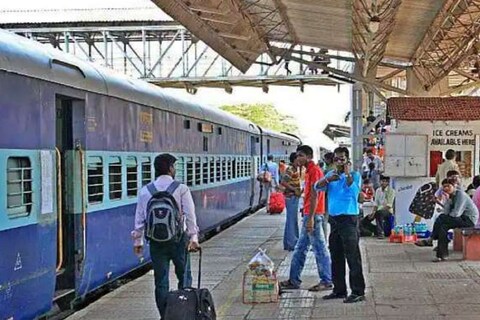 ट्रेनमध्ये प्रवास करताना तुमचं तिकीट कुठेतरी हरवलं आणि तुम्हाला इतर पर्यायांविषयी माहिती नसेल तर तुम्ही अडचणीत सापडू शकता. अशा परिस्थितीत रेल्वेच्या नियमांची माहिती असणे आवश्यक आहे. यासाठीच काही खास गोष्टी आपण आज जाणून घेणार आहोत.