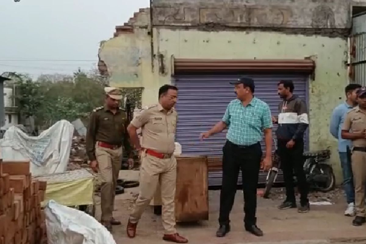 सख्खेच उठले जीवावर! जमिनीच्या वादातून काका आणि चुलतभावावर प्राणघातक हल्ला, घडलं भयानक...