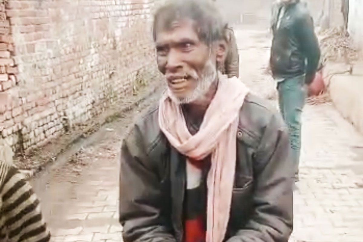 हृदयद्रावक! थंडीमुळे पत्नीचा मृत्यू; भीक मागून गरीब शेतकऱ्याने केले अंत्यसंस्कार