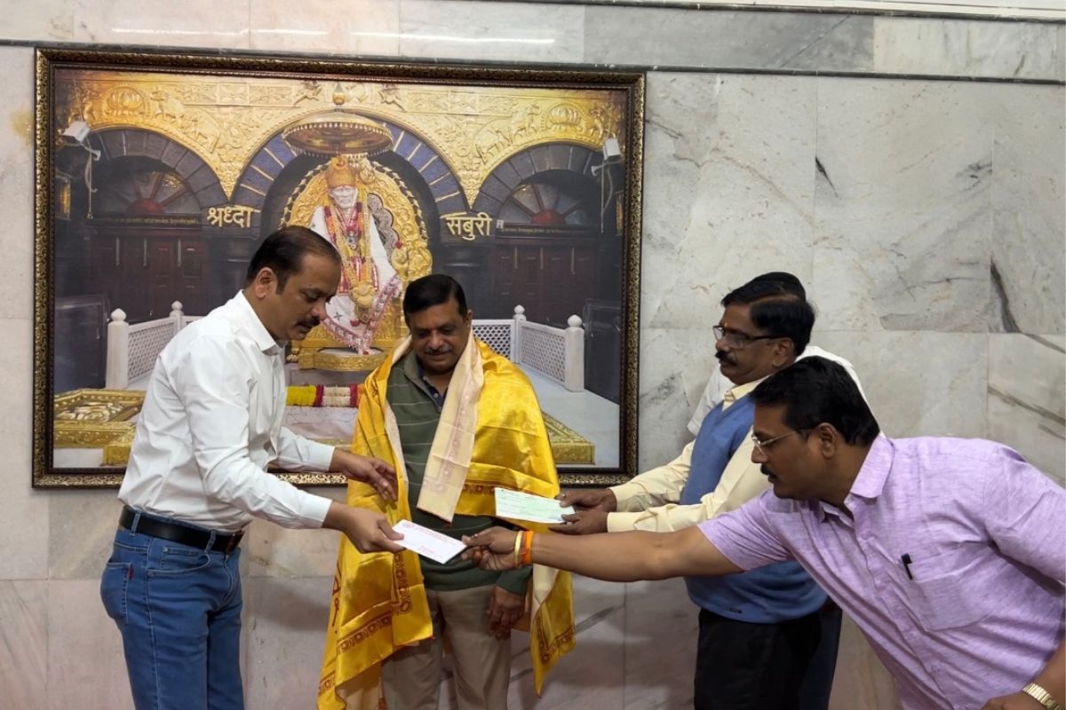 शिर्डी साईंच्या झोळीत करोडोंचे दान; भाविकाने 1 कोटीच्या डीडीसह 27 लाखांची सोन्याची आरती केली अर्पण