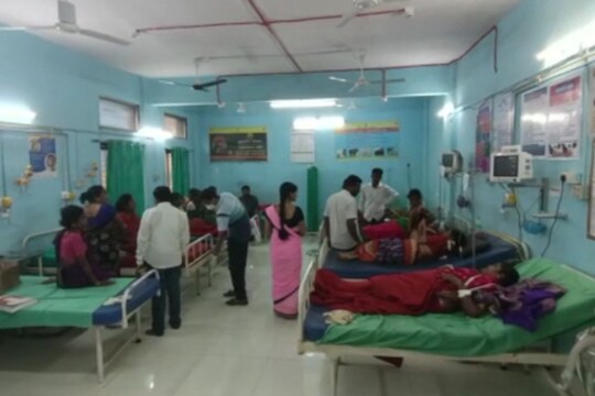 रत्नागिरी : हळदी कुंकू कार्यक्रम आटपून परतत असताना ऍपे रिक्षा उलटली, भयानक अपघात