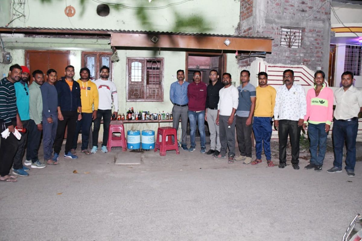 वर्धा : घरीच होता बारचा सेट अप, दारू लपविण्यासाठी काय शक्कल लढवली?
