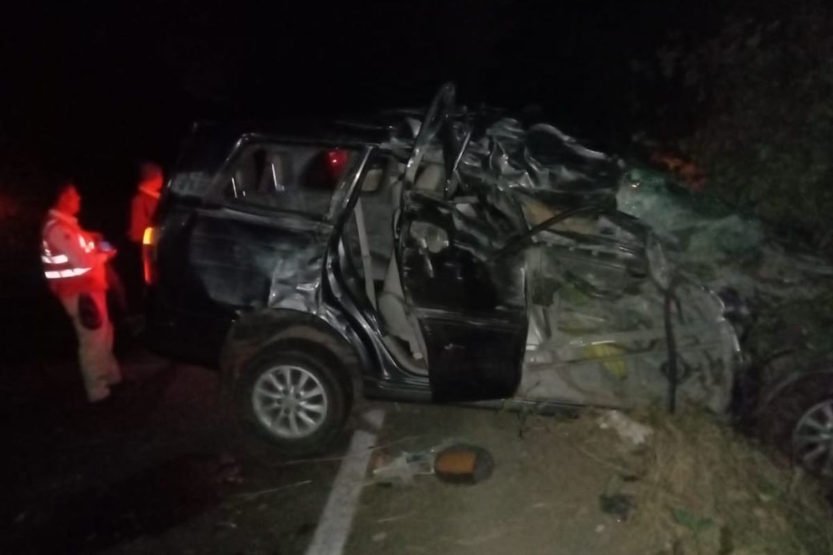 ड्रायव्हरला झोप लागली, गाडीवरील नियंत्रण सुटलं अन् घडलं भयानक, दोघांचा मृत्यू