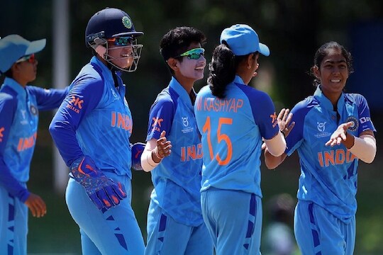 Under 19 WC : वर्ल्ड कप फायनलमध्ये भारताची दमदार सुरुवात! इंग्लंडचे 6 फलंदाज बाद