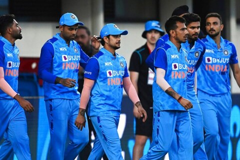 न्यूझीलंडविरुद्धच्या पहिल्या वनडेमध्ये टीम इंडियाचा 12 रननी रोमांचक विजय झाला आहे. भारताने दिलेल्या 350 रनच्या आव्हानाचा पाठलाग करताना न्यूझीलंडचा 337 रनवर ऑल आऊट झाला.