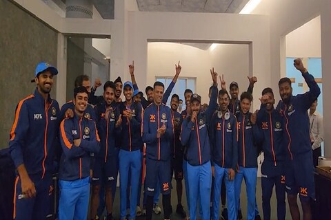भारताच्या संपूर्ण पुरुष क्रिकेट संघाने महिला क्रिकेटपटूंचे अभिनंदन आणि कौतुक केले. याचा व्हिडीओ बीसीसीआयने सोशल मीडियावर पोस्ट केला आहे. 
