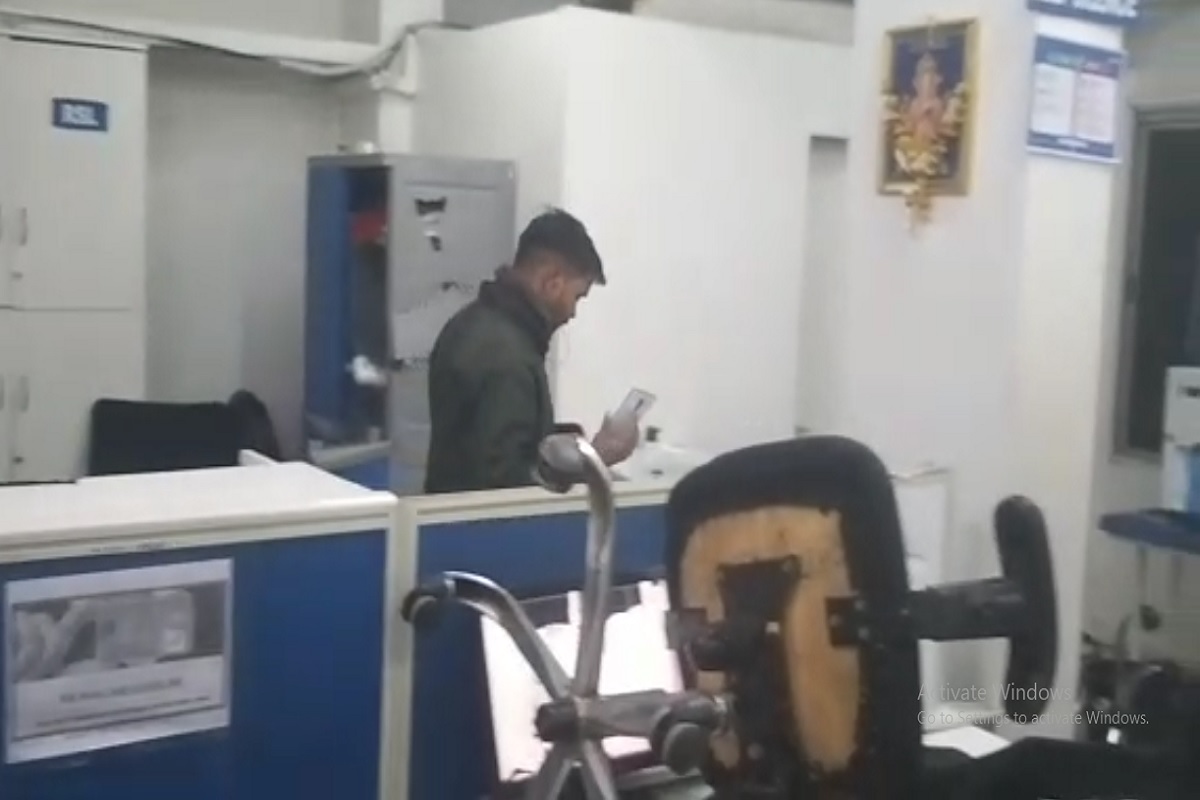 फायनस कंपनीच्या कर्मचाऱ्यांनी येऊन त्यांच्या पत्नीस दादागिरी व दमदाटी केल्याने शिंदे गटाचे कार्यकर्ते चांगलेच संतापले.