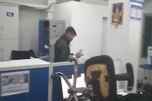 शिंदे गटाच्या कार्यकर्त्यांनी फायनान्स कंपनीच्या ऑफिसची केली तोडफोड, गुन्हा दाखल शिंदे गटाच्या कार्यकर्त्यांनी फायनान्स कंपनीच्या ऑफिसची केली तोडफोड, गुन्हा दाखल