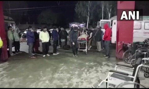जम्मु आणि काश्मीरमधील कठुआमधील बिल्लावर भागात एक भीषण अपघात झाला आहे. ही घटना धनू पारोळे गावात झाली.