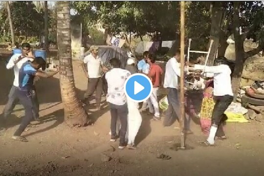 पुण्यात काका-पुतण्याचा राडा, कुटुंबातच लाठ्या-काठ्यांनी फ्री स्टाईल, Video