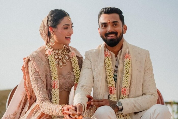 बॉलिवूड अभिनेता सुनील शेट्टीची लेक अथिया शेट्टीने काळ क्रिकेटपटू केएल राहुलसोबत लग्नगाठ बांधली. या दोघांच्या लव्हस्टोरीची खूप चर्चा झाली. अखेर काल दोघे विवाहबद्ध झाले.
