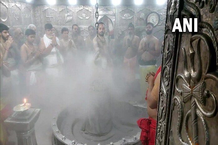  महाकालेश्वर मंदिरात पहाटेच्या वेळी होणाऱ्या भगवान शंकराच्या 'भस्म आरती' मध्ये  आणि कर्मचारीही सहभागी झाले होते. भारतीय क्रिकेट संघाच्या कर्मचार्‍यांसोबत पोझ देताना खेळाडूंनी पारंपरिक पोशाख - धोतर आणि अंगवस्त्र परिधान केले होते.