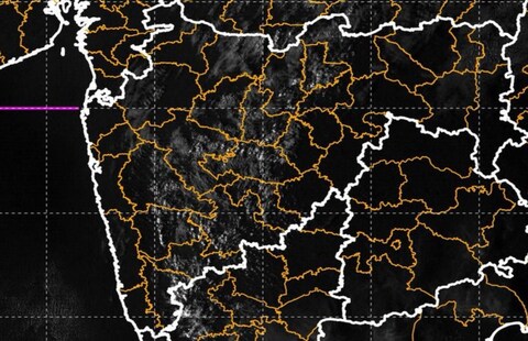 अरबी समुद्रावरून होत असलेल्या बाष्पाच्या पुरवठ्यामुळे राज्यात आकाश ढगाळ होत आहे. ढगाळ हवामानामुळे किमान तापमानात वाढ झाली आहे.