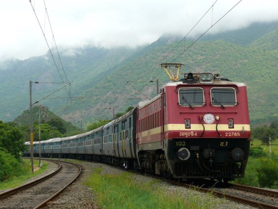 या पदांसाठी अर्ज करू इच्छिणाऱ्या उमेदवारांनी संबंधित पदानुसार दहावी पर्यंत शिक्षण घेतलं असणं आवश्यक आहे. तसंच उमेदवारांनी संबंधित दांनुसार ITI पर्यंत शिक्षण घेतलं असणं आवश्यक आहे. तसंच उमेदवारांनी मान्यताप्राप्त शिक्षण संस्थेतून किंवा विद्यापीठातून शिक्षण घेतलं असणं आवश्यक आहे