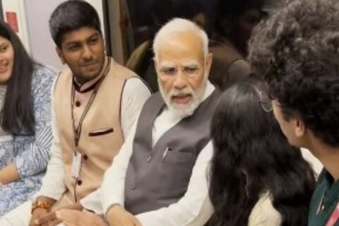 PM Modi In Mumbai मुंबई दौऱ्यावर आलेल्या पंतप्रधान नरेंद्र मोदींनी वेगवेगळ्या प्रकल्प आणि योजनांचं लोकार्पण केलं. यावेळी पंतप्रधानांनी मेट्रोतून प्रवास करत मुंबईकरांशी संवाद साधला.