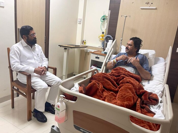 मुख्यमंत्री एकनाथ शिंदे यांनी राष्ट्रवादीचे आमदार धनंजय मुंडे यांची हॉस्पिटलमध्ये जाऊन भेट घेतली आहे. मुंबईच्या ब्रीच कॅण्डी रुग्णालयात जाऊन मुख्यमंत्र्यांनी धनंजय मुंडेंच्या प्रकृतीची विचारपूस केली. 
