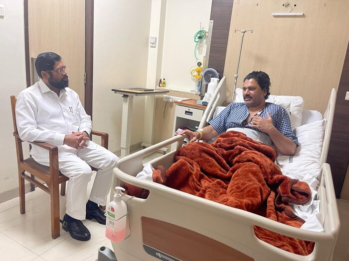 धनंजय मुंडे यांची सातवी आणि आठवी बरगडी फ्रॅक्चर झाली आहे, त्यामुळे त्यांना ब्रीच कॅण्डी हॉस्पिटलमध्ये दाखल करण्यात आलं आहे. 