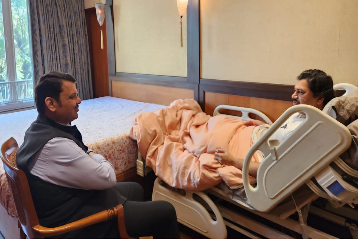 उपचारानंतर धनंजय मुंडे यांना हॉस्पिटलमधून डिस्चार्ज देण्यात आला आहे. आज उपमुख्यमंत्री देवेंद्र फडणवीस यांनी मुंडेंच्या प्रकृतीची विचारपूस केली