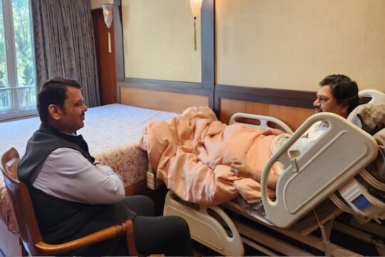 उपचारानंतर धनंजय मुंडे यांना हॉस्पिटलमधून डिस्चार्ज देण्यात आला आहे. आज उपमुख्यमंत्री देवेंद्र फडणवीस यांनी मुंडेंच्या प्रकृतीची विचारपूस केली