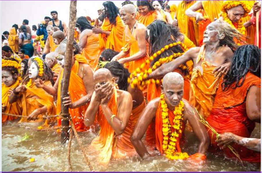 महिला नागा साधूंचं रहस्यमय जग; त्या स्वतःला समजतात मृत अन् पिंडदानही...